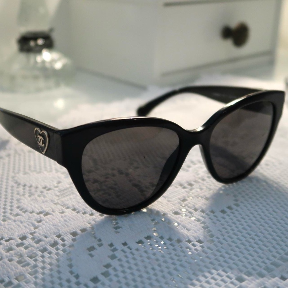 chanel heart logo butterfly style black sunglasses
